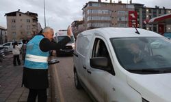 Yolda iftara yetişemeyen sürücülere iftarlık dağıtıldı