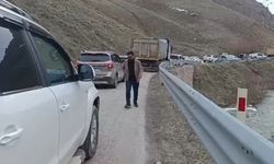 Yüksekova-Van kara yolunda heyelan ulaşımı felç etti