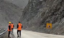 Yüksekova yolunda heyelan alarmı: Gece trafiğe kapatılacak
