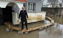 Yüksekova'da eriyen kar ve yağışlar taşkına neden oldu, vatandaş tahta köprü kurdu