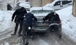 Yüksekova’da kış geri döndü: Araçlar yolda kaldı