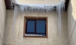 Yüksekova’da soğuk havadan dolayı buz sarkıtları 1 metreyi geçti