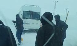 Yüksekova'da tipide yolda mahsur kalan vatandaşlar için ekipler seferber oldu
