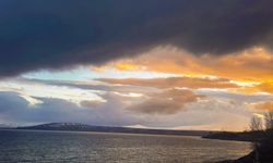 Ahlat'ta Van Gölü ve bulutlar güzel manzaralar oluşturdu