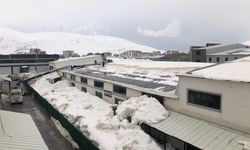 Bitlis’te kar sanayiye zarar verdi: Fabrika çatıları ve paneller hasar gördü