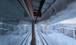 Tatvan’da çatılardan sarkan buz ve kar kütleleri tehlike oluşturdu