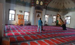 Tatvan’da yükümlülerden bayram öncesi cami temizliği