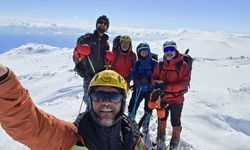 İstanbullu dağcılardan Süphan Dağı zirvesine başarılı kış tırmanışı