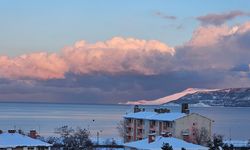 Tatvan’da bulut, göl ve karlı dağlar görsel şölen oluşturdu