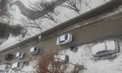 Tatvan’da karla karışık yağmur sokakları gölete çevirdi