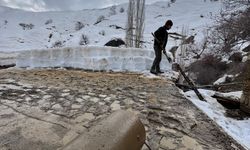 Hizanlı köylüler kar temizliğinin ardından damlarını “Loğ” ile düzeltti