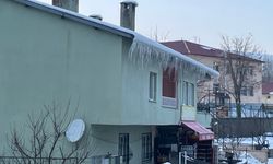 Tatvan’da çatılarda biriken buzlar tehlike oluşturuyor