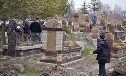 Ahlat'ta bayram sabahı mezarlıklara ziyaret