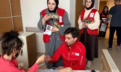 Bitlis’te hastanede tedavi gören çocuklara bayram sürprizi