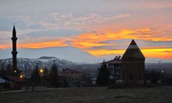 Ahlat’ta gün batımı büyüledi
