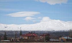 Nemrut Dağı’nın zirvesinde mercek bulutları görsel şölen oluşturdu