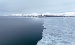 Nazik Gölü’nde sıra dışı manzara: Yarısı buz, yarısı suyla kaplı