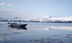 Buzları çözülmeye başlayan Nazik Gölü'nde teknelerin yansımaları büyüledi