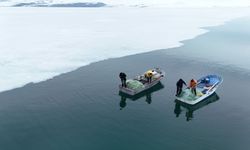 Nazik Gölü’nde buzların arasından av yolculuğu