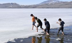 Ahlat'taki Nazik Gölü çocukların oyun alanı oldu