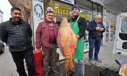 Ahlat’ta dev sazanlara vatandaşlardan büyük ilgi
