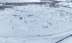 Kar örtüsü altındaki Selçuklu Meydan Mezarlığı havadan görüntülendi
