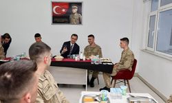 Vali Karakaya, Mehmetçikle iftar yemeğinde bir araya geldi