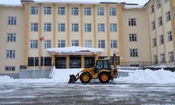 Güroymak’ta karla kapanan okul bahçeleri temizlendi