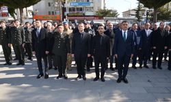 Tatvan’da Çanakkale şehitleri için çelenk sunuldu