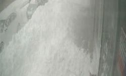 Tatvan’da çatıdan kopan kar kütlesi kaldırım ve araca düştü