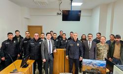 Tatvan Adliyesi’nde görevli polislere anlamlı kutlama