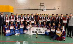 Ağrı Spor Lisesi bölgede kupayı kaldırdı