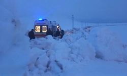 Ağrı’da nisan karı ulaşımı felç etti: Hasta için zamanla yarıştılar