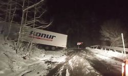 Ardahan-Artvin karayolunda kayan tır trafiği felç etti