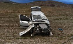 Aydınlatma direğine çarpan araç takla attı: 3 yaralı