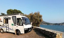 Babasından kalan sessiz hatıralara özenle bakıyor