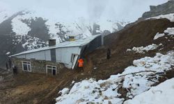 Bahçesaray'da heyelan bir evi vurdu