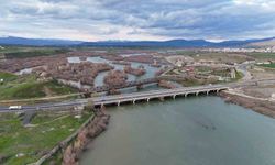 Bingöl'de Murat Nehri'nde su yükseldi, eşsiz manzaralar ortaya çıktı