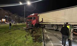 Bingöl’de tır refüje girdi: Büyük tehlike atlatıldı