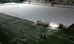 Bitlis'te maç öncesi sahada kar meaisi