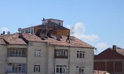 Çatıda riskli çalışma yürekleri ağza getirdi
