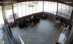 Dönüş sırasında kontrolden çıktı, iş yerinin kapısına çarptı