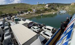 Elazığ-Pertek feribotunda uzun araç kuyruğu oluştu