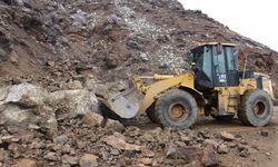 Erzurum'da heyelan yolu ulaşıma kapattı