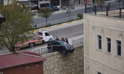 Facianın eşiğinden dönüldü: Araç istinat duvarında asılı kaldı