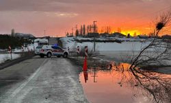 Gölet taştı, yol trafiğe kapatıldı