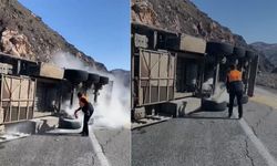 Hakkari-Van kara yolunda devrilen tır alev aldı