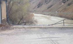 Hakkari’de köprü Zap Suyu’na dayanamadı