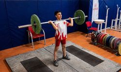 Halterde azimle başladı, 12 yaşında şampiyonluğa ulaştı