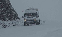 Hizan-Bahçesaray yolunda kar etkisini sürdürüyor